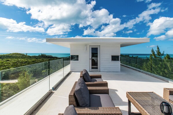 Villa | Terrace/patio - Modernized Beach House With Pool (Governor's Harbour)