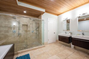 Villa | Salle de bain | Douche, serviettes fournies