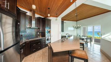 Full-size fridge, microwave, oven, stovetop