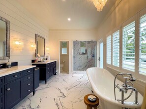 Villa | Badezimmer | Handtücher