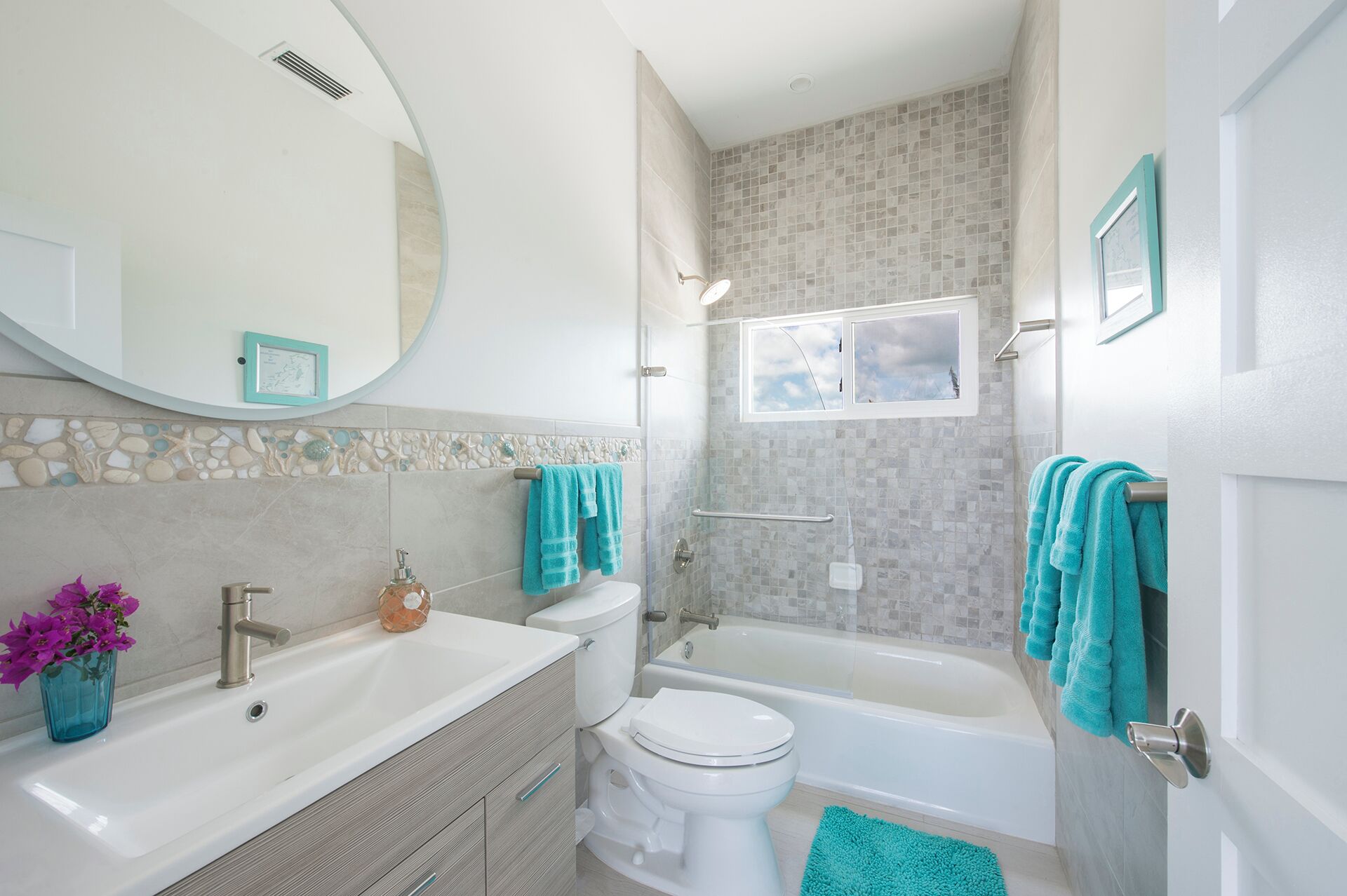 Une salle de bain avec une baignoire, des toilettes et un lavabo.