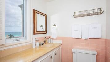 Villa | Bathroom | Towels, toilet paper