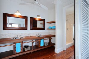 Villa | Badezimmer | Dusche, Handtücher, Toilettenpapier