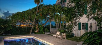 Pink Sands Paradise: Luxury Estate With Pool