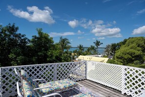 Terrace/patio - Island Serenity: Charming Watercolor Cottage Near Beach (Dunmore Town)