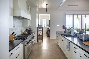 Villa | Privát konyha | Nagyméretű hűtő/fagyasztó, mikrohullámú sütő, sütő és főzőlap