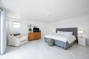 Villa | Individually decorated, individually furnished, free WiFi, bed sheets - Beachfront Beauty: Luxury Estate With Infinity Pool And Spa (Double Bay)