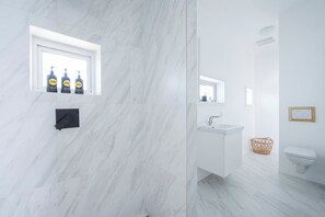 Villa | Bathroom - Beachfront Beauty: Luxury Estate With Infinity Pool And Spa (Double Bay)