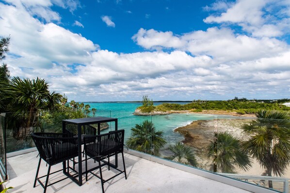 Exterior - Beachfront Beauty: Luxury Estate With Infinity Pool And Spa (Double Bay)