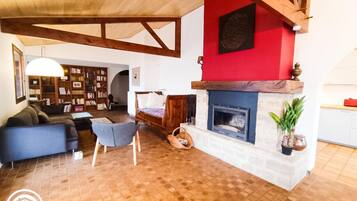 Una televisión, una chimenea