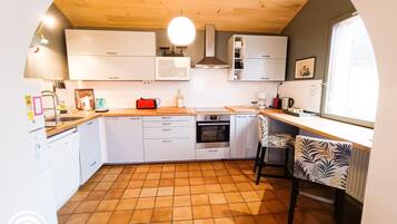 Microondas, horno y lavavajillas