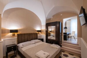 Hochwertige Bettwaren, Pillowtop-Betten, Minibar, individuell dekoriert