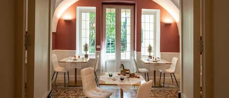 فطور مطهو حسب الطلب مجانًا يوميًا