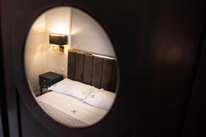 Classic dubbelrum - utsikt mot trädgården | Sängtillbehör av högsta kvalitet, bäddmadrasser och minibar