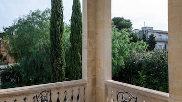 Deluxe trippelrum - utsikt mot trÀdgÄrden | Terrass/Patio