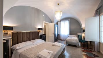 Classic trippelrum - utsikt mot trÀdgÄrden | SÀngtillbehör av högsta kvalitet, bÀddmadrasser och minibar