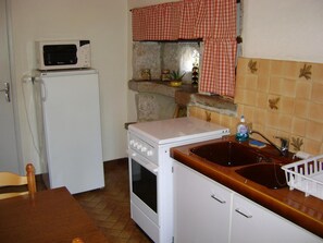 Een koelkast, een microgolfoven