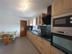 Fridge, microwave, dishwasher, cookware/dishes/utensils