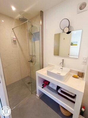 Shower - Gîtes de France® - Au Pech Rasquet (LARNAGOL)