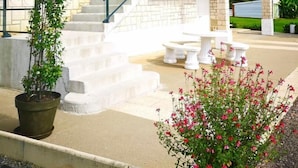 A modern house with a white exterior, a stone staircase, and a glass balustrade. - Gîtes de France® - Chez Septi (FIGEAC)