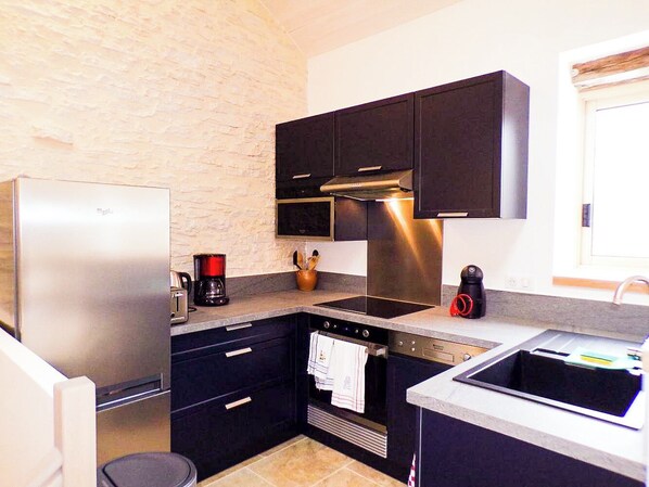 Een microgolfoven, een oven, een vaatwasser