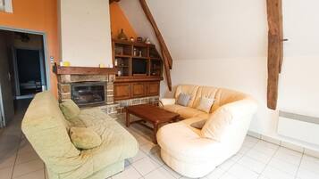 Een televisie en een open haard