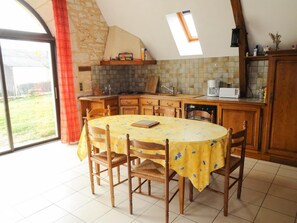 ثلاجة، ميكروويف، غسالة أطباق، كرسي للأطفال