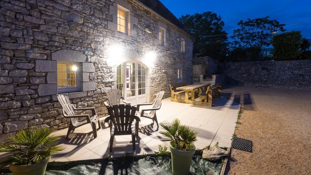 A stone building with a patio area featuring outdoor seating and a small pool. - Gîte Ventoulou - Thegra (THEGRA)