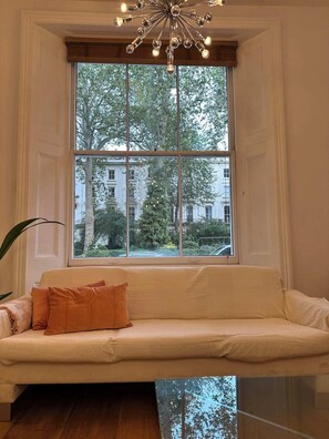 Basic Apartment | Interior - Victorian Charm Maisonette (London)