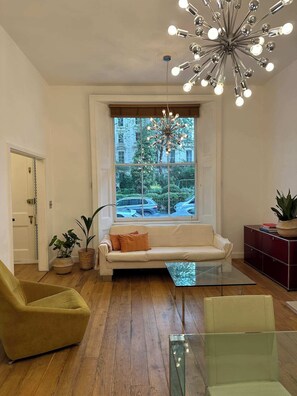 Basic Apartment | Interior - Victorian Charm Maisonette (London)