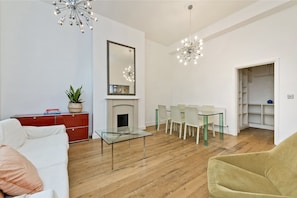 Basic Apartment | Interior - Victorian Charm Maisonette (London)