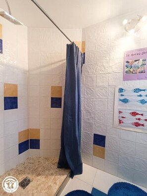 Shower - Gîtes de France® - The Fisherman's Gîte (SAINT-MARTIN-LABOUVAL)