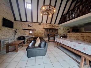 TV, fireplace - Gîtes de France® - Le Fournil (GRAMAT)