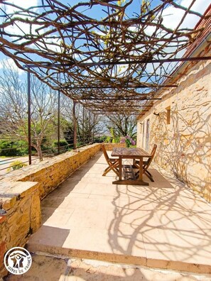 Outdoor dining - Gîte de Puymule - SAINT-MICHEL-LOUBEJOU (SAINT-MICHEL-LOUBEJOU)