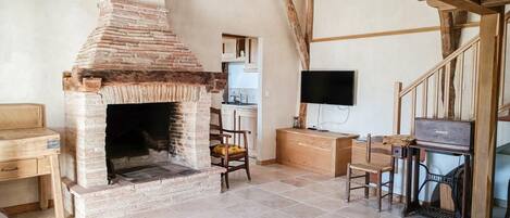 TV, fireplace