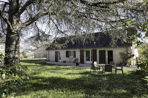 Outdoor dining - Gîtes de France® - Gîte les Gratabels (BASTIT (LE))