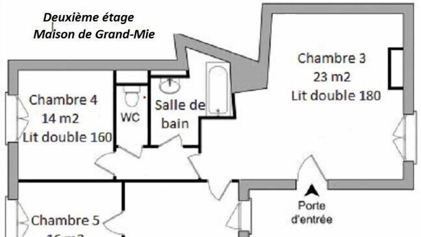 En planritning över Maison de Grand-Mie, som visar två dubbelrum, ett badrum, ett enkelt rum, en salong och ett tredje rum.