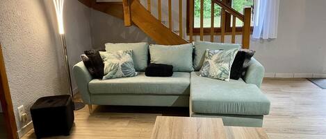 Televisie, een open haard, tafelvoetbal en een tafeltennistafel