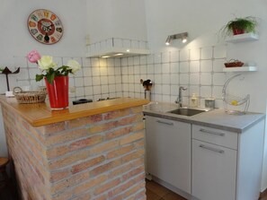 Een koelkast, een microgolfoven, een oven, een vaatwasser