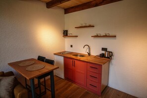 Bungalow, 1 Schlafzimmer, Kochnische, Bergblick | Eigene Küche | Mini-Kühlschrank, Kochgeschirr/Geschirr/Besteck, Esstisch