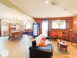 TV, fireplace - The Hare and the Tortoise (LOUBRESSAC)