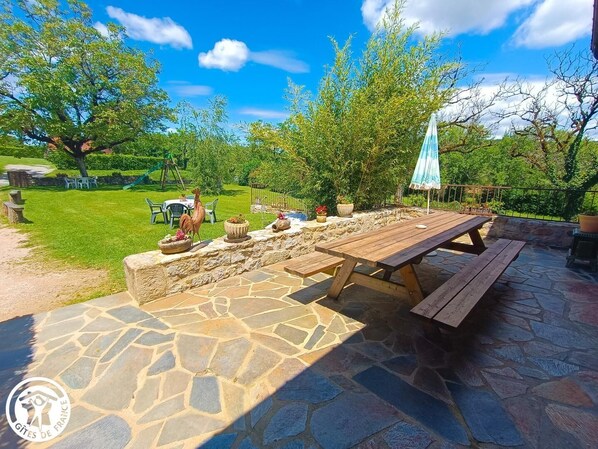 Outdoor dining - Les Gites de la Grange du Quié (AYNAC)