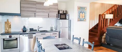 Kjøleskap, mikrobølgeovn, ovn og oppvaskmaskin