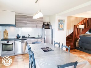 Een koelkast, een magnetron, een oven, een vaatwasser