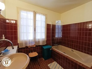 Bathroom - Gîtes de France® - 46G12209 (GIGNAC)