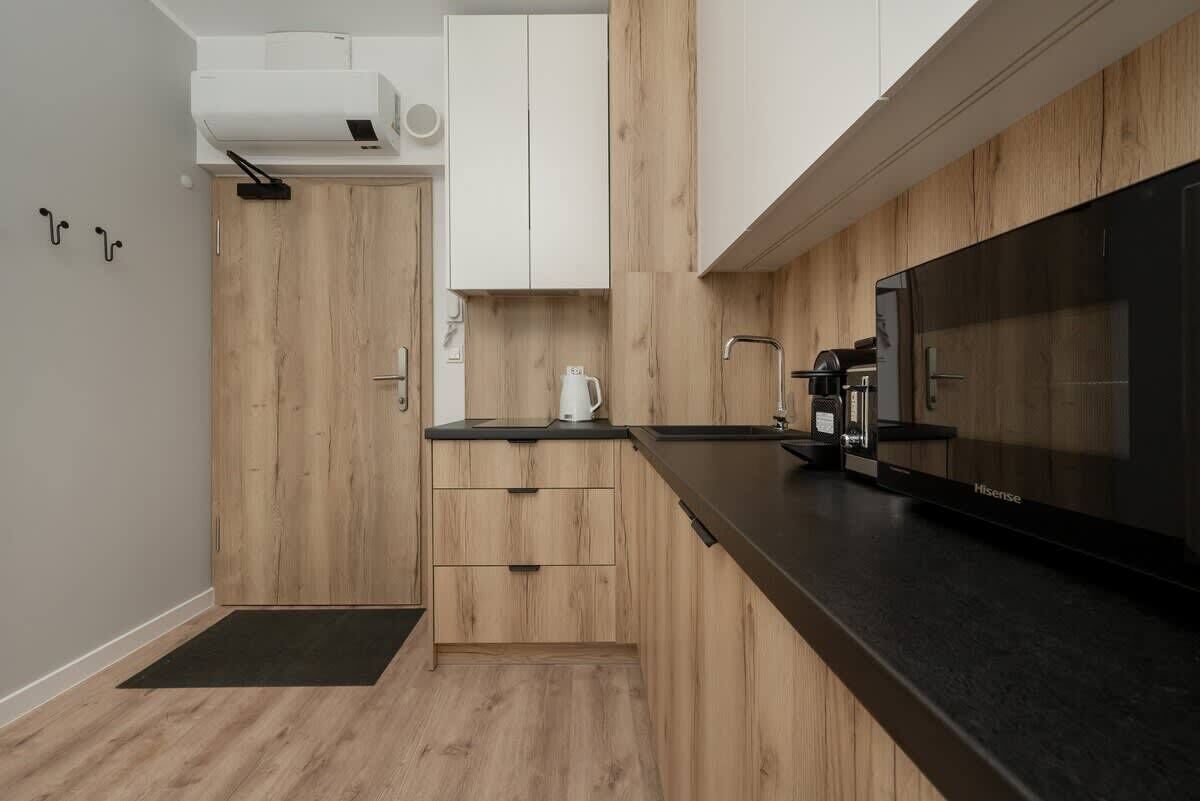 Frigorífic, microones, placa de cuina i cafetera i tetera 