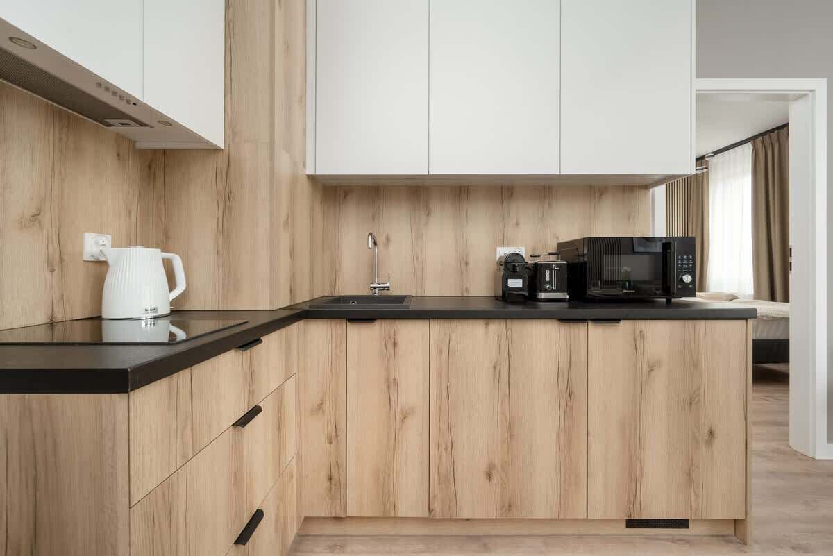 Kühlschrank, Mikrowelle, Herdplatte, Wasserkocher mit Kaffee-/Teezubehör