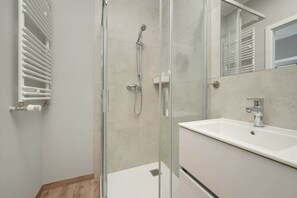 Shower, hair dryer, towels, shampoo
