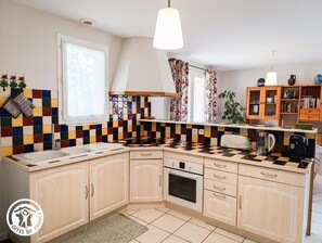 冰箱、微波炉、洗碗机、高脚椅