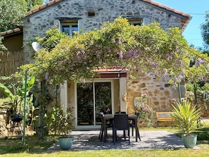 Outdoor dining - Gîtes de France® - La Grange de Salacroup (GORSES)